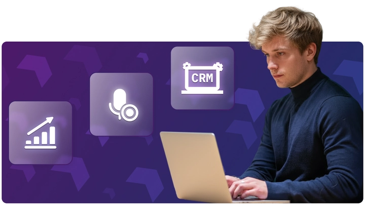 Ein Mann, der an einem Laptop arbeitet, im Hintergrund sind Informationstafeln mit Symbolen zu sehen, die auf die leistungsstarken Funktionen der Software hinweisen.